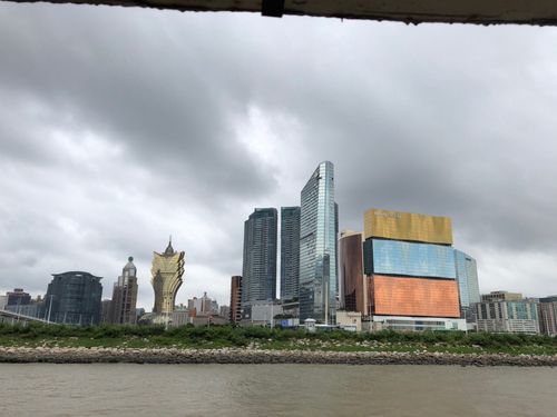2025新澳门正版免费挂牌灯牌和51岁吴京赛车冠军与吴京跑车